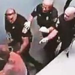 Mężczyzna pobity w celi przez trzech policjantów.