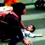 Cholera! Dzieciak na oczach matki, wbiega wprost pod kola ciężarówki.