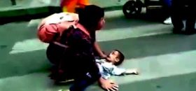 Cholera! Dzieciak na oczach matki, wbiega wprost pod kola ciężarówki.