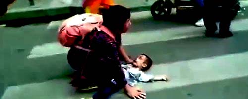 Dziecko wbiega pod koła ciężarówki