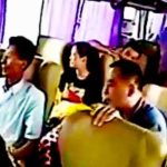 Dachowanie autobusu pełnego ludzi i jego kierowca wylatujący przez okno.