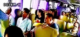 Dachowanie autobusu pełnego ludzi i jego kierowca wylatujący przez okno.