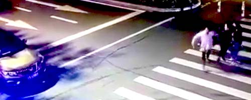 Dwie dziewczyny na przejściu