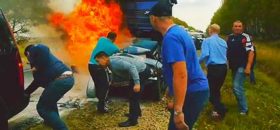 Facet uwięziony w płonącym aucie, smaży się żywcem i nie można mu pomóc