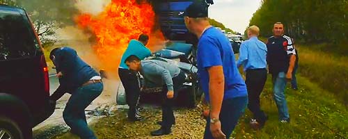 Zakleszczony w płonącym aucie