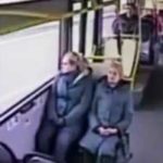 Kierowca autobusu miejskiego ucina sobie drzemkę.