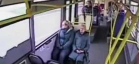 Kierowca autobusu miejskiego ucina sobie drzemkę.