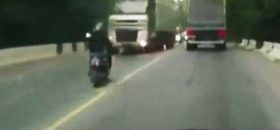 Kobieta usnęła podczas jazdy na skuterze.