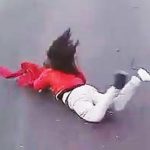 Nierozsądna dziewczyna przebiega przez skrzyżowanie i kończy w powietrzu.