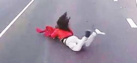 Nierozsądna dziewczyna przebiega przez skrzyżowanie i kończy w powietrzu.