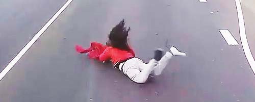 Dziewczyna przebiega przez drogę