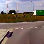 Niespodziewane spotkanie z busem na rondzie.