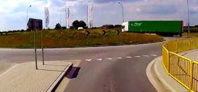 Niespodziewane spotkanie z busem na rondzie.