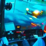 Rosyjska motornicza wbija się w samochód bez większego wrażenia.