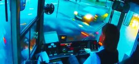 Rosyjska motornicza wbija się w samochód bez większego wrażenia.