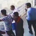 Rozpędzona ciężarówka przewraca się na bok i robi trochę szkód.