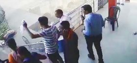 Rozpędzona ciężarówka przewraca się na bok i robi trochę szkód.