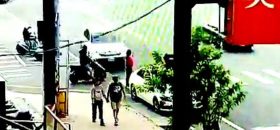 Samochód miażdży kobietę, grzecznie czekającą – przed przejściem.