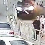 Samochód wbija się w grupę pieszych, zaraz za przejściem i unicestwia jedną osobę.