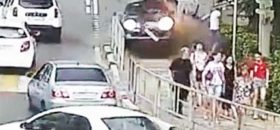 Samochód wbija się w grupę pieszych, zaraz za przejściem i unicestwia jedną osobę.