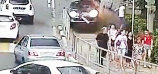 Samochod i grupa pieszych