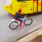 Śmiertelna przejażdżka na rowerze, trzymając się autobusu.