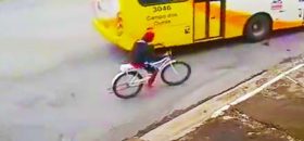 Śmiertelna przejażdżka na rowerze, trzymając się autobusu.