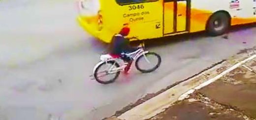 Rowerzysta wpada pod autobus