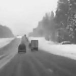 SUV na oblodzonej drodze, totalnie zdewastowany przez TIRa.