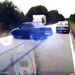 Trzech chłopaków, wyrzuconych z impetem z auta, podczas wypadku.