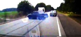 Trzech chłopaków, wyrzuconych z impetem z auta, podczas wypadku.