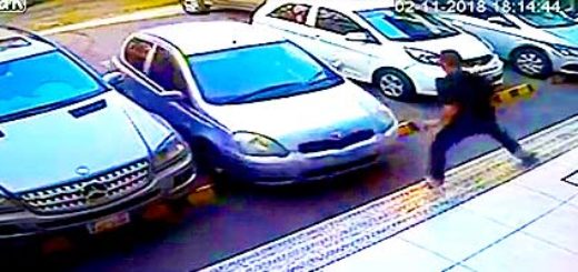 Samochód przygniata nogę