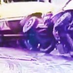 Wooho – betoniarka przewraca się do budowlanej dziury.