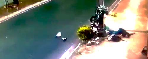 Motocyklista i słup drogowy