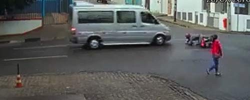 Wypadek motoru i dostawczaka