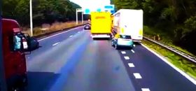 Zmiana pasa na autostradzie bez dostatecznej widoczności.