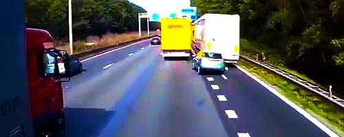 Zmiana pasa na autostradzie i wypadek