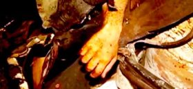 Akcja wyciągania rannych z totalnie zdewastowanego pojazdu.