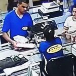 Egzekucja faceta, który właśnie płaci za zakupy.