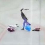 Facet w amoku, atakuje swoją byłą dziewczynę toporkiem.