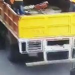 Hindus kladzie się ze spokojem pod tylne koła ciężarówki i tym samym odbiera sobie życie.