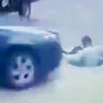 Mężczyzna naprawiający kanalizacje i brutalne najechanie przez auto.