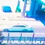 Mężczyzna spada na dach rozpędzonego auta.