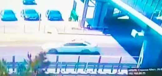 Facet spada na dach auta