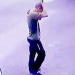 Mężczyzna ze spokojem, oblewa się benzyną i podpala.