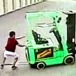 Mężczyzna zmiażdżony pomiędzy pickupem, a wózkiem widłowym.