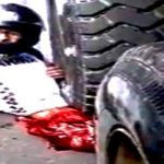 Miejsce zdarzenia z rozgniecionym, ale nadal świadomym motocyklistą.