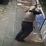 Namiastka muru Chińskiego przygniata mężczyznę.