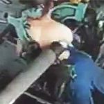 Nieostrożny pracownik Chińskiej fabryki, przeciśnięty przez wał tokarki.