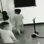 Niezabezpieczone skrzynki na listy przygniatają bawiącego się dzieciaka.